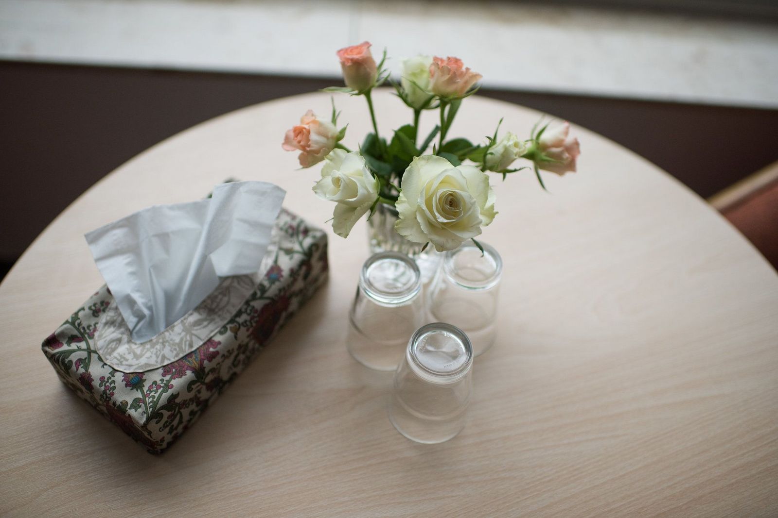 Hübsch dekorierter Tisch mit kleinem Blumenstrauß