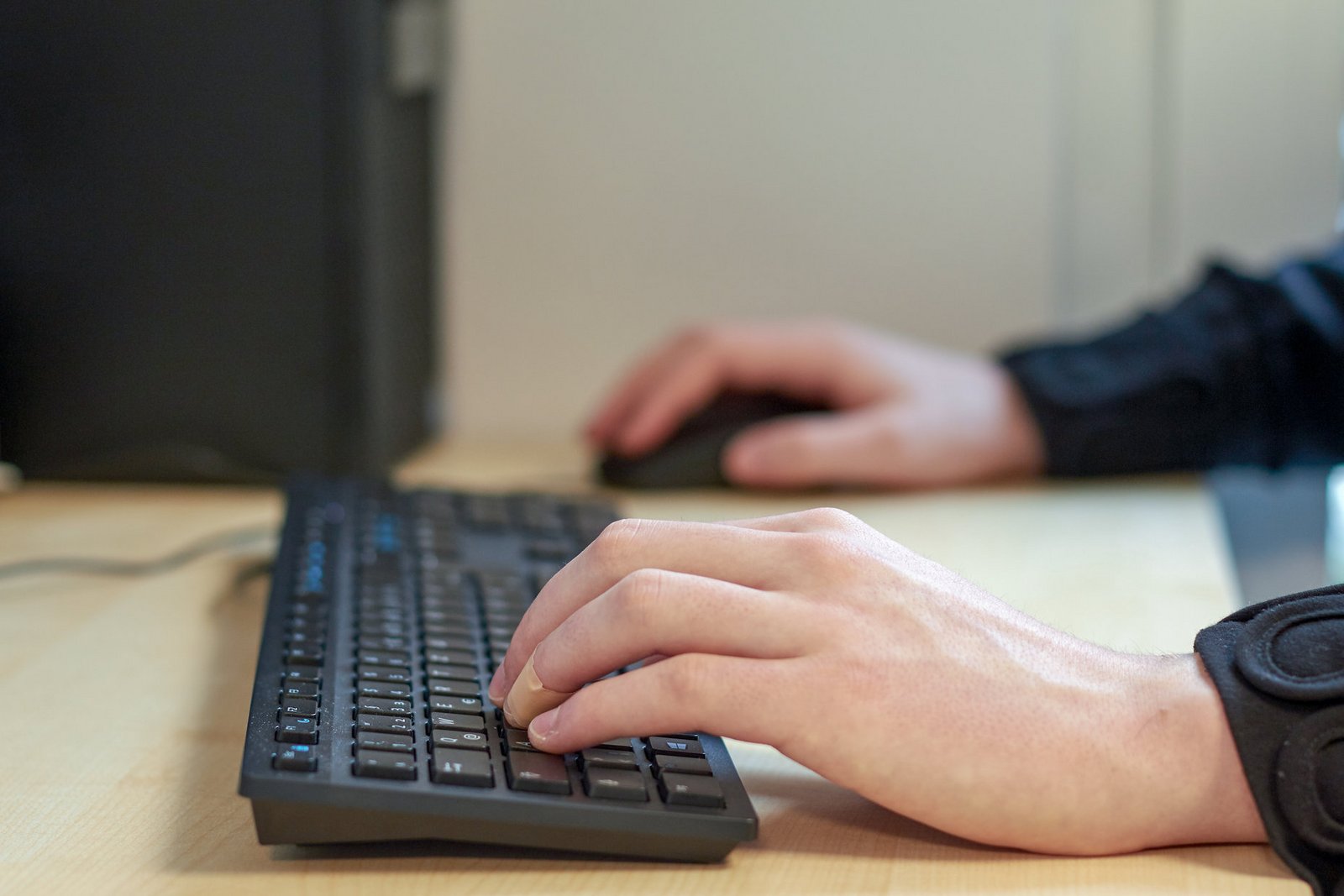 Arbeit am PC, Hände an der Tastatur, Detail