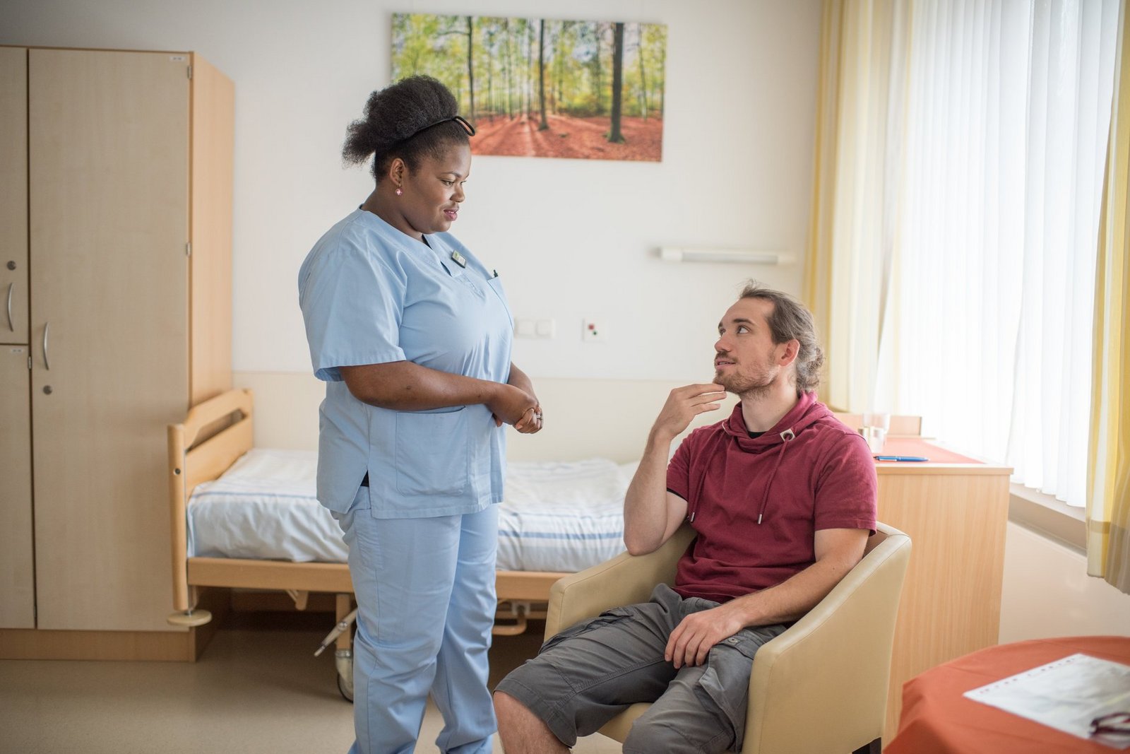 Gesundheits- und Krankenpflegerin im Gespräch